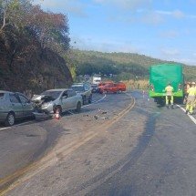 Ultrapassagem termina com um morto e seis feridos na BR-381, em Santa Luzia - Corpo de Bombeiros/Reprodução
