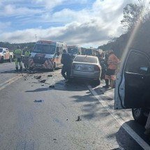 Imagens mostram destruição de carros em acidente fatal na BR-381 - Corpo de Bombeiros/Reprodução