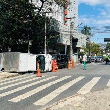 Acidente interdita trecho de avenida no Floresta, em BH - Edésio Ferreira/EM/D.A Press