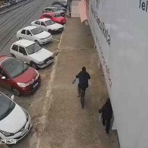 Homem é preso depois de apalpar nádegas de mulher na rua. Veja vídeo - PCDF/Divulgação