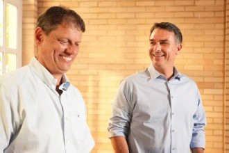 Flávio aposta em dobradinha com Tarcísio para virar sobre Lula