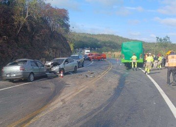 Acidente entre ônibus, carros e moto deixa um morto na BR-381 -  (crédito: Corpo de Bombeiros/Reprodução)