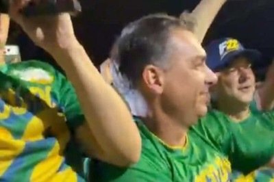 Candidato a presidente Flavio Bolsonaro (PL) em ato de campanha ao lado deputado federal Nikolas Ferreira (PL) e do candidato a senador Domingos S&aacute;vio (PL) na noite desta quinta-feira (24/9), em Te&oacute;filo Otoni, no Vale do Mucuri -  (crédito: Assessoria Domingos S&aacute;vio/Divulga&ccedil;&atilde;o)