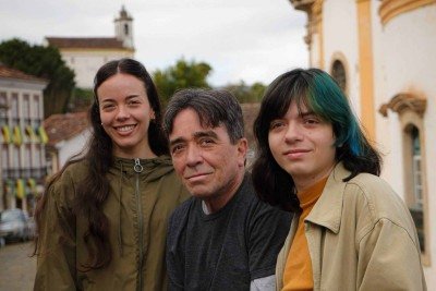 Catarina Rangel, Victor Louis Stutz e Liz Rangel, pai e filhas, lan&ccedil;am juntos nova edi&ccedil;&atilde;o de "O emprego da lua" -  (crédito: Mateus Gon&ccedil;alves/Divulga&ccedil;&atilde;o)