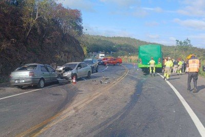 Acidente entre ônibus, carros e moto deixa um morto na BR-381 -  (crédito: Corpo de Bombeiros/Reprodução)