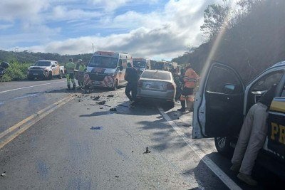 Carros ficam destruídos e destroços tomam a BR-381 na Grande BH -  (crédito: Corpo de Bombeiros/Reprodução)