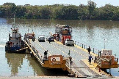 Enquanto ponte não é concluída, moradores enfrentam problemas na travessia de balsa no Rio São Francisco em Manga. Condições do serviço são investigadas pelo MPMG. -  (crédito: MPMG/divulgação)