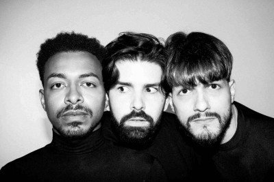 Dê Jota, João Pedro Vasconcelos e Lucas Prado interpretam personagem que a princípio é heterossexual, mas depois passa a ser gay -  (crédito: Lahoz/Divulgação)