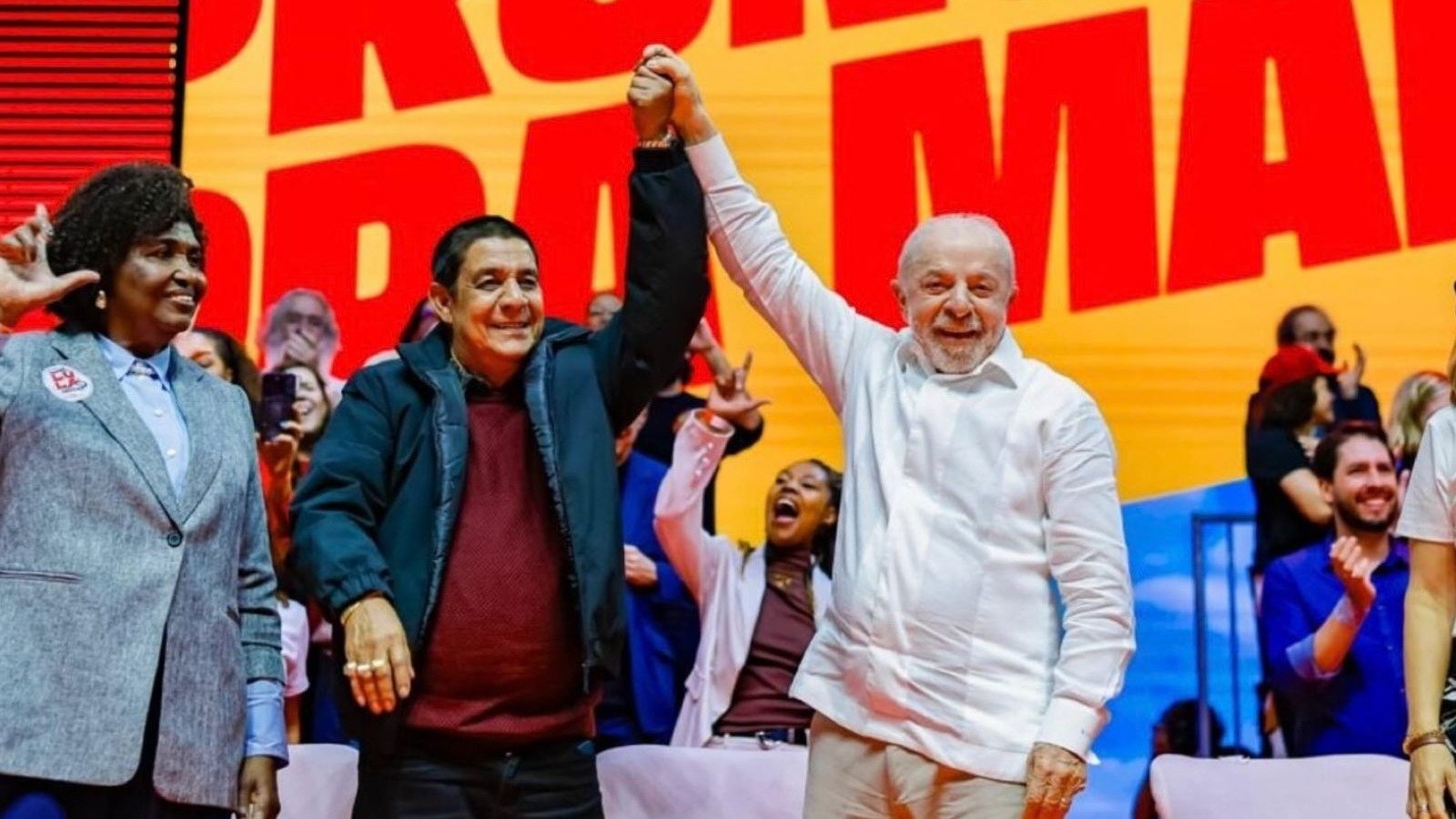 Zeca Pagodinho e Lula celebram em palco durante o evento "Cultura com Lula" no Rio de Janeiro, onde o sambista declarou apoio -  (crédito: Redes sociais)