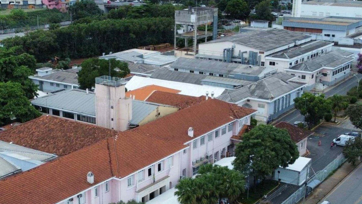 Vista a&eacute;rea do complexo da Funda&ccedil;&atilde;o Ezequiel Dias (Funed) em Belo Horizonte, onde o estacionamento ser&aacute; desativado para servidores -  (crédito: Leandro Couri/EM/D.A. Press)