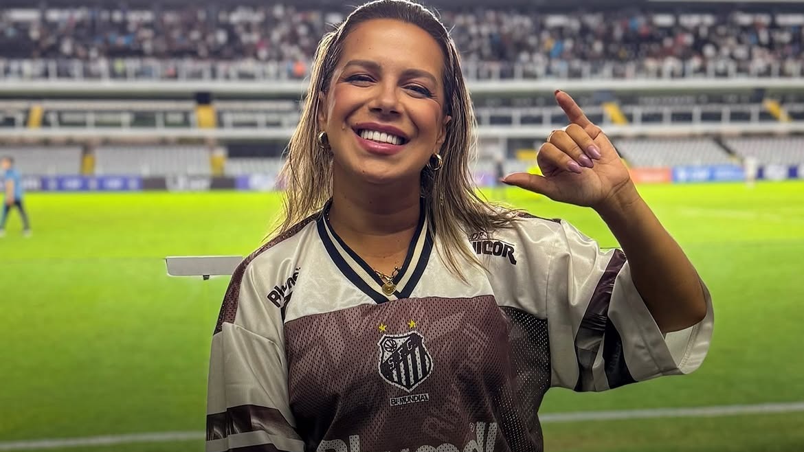 Influenciadora Naty Potira, torcedora do Santos, em imagem compartilhada pelo clube em apoio ao seu tratamento contra o câncer - (crédito: Redes sociais)
