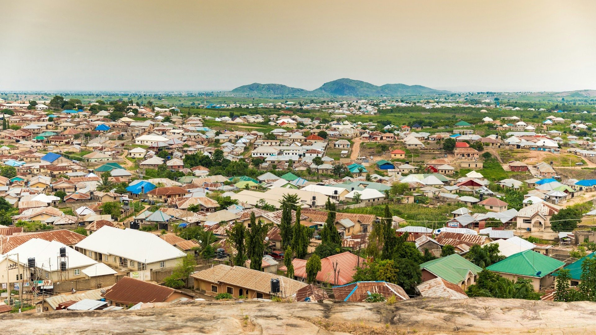 Moradias em &aacute;rea urbana da Nig&eacute;ria ilustram desafios como infraestrutura e adensamento populacional, que ampliam riscos de mortes por calor extremo -  (crédito: Unsplash)