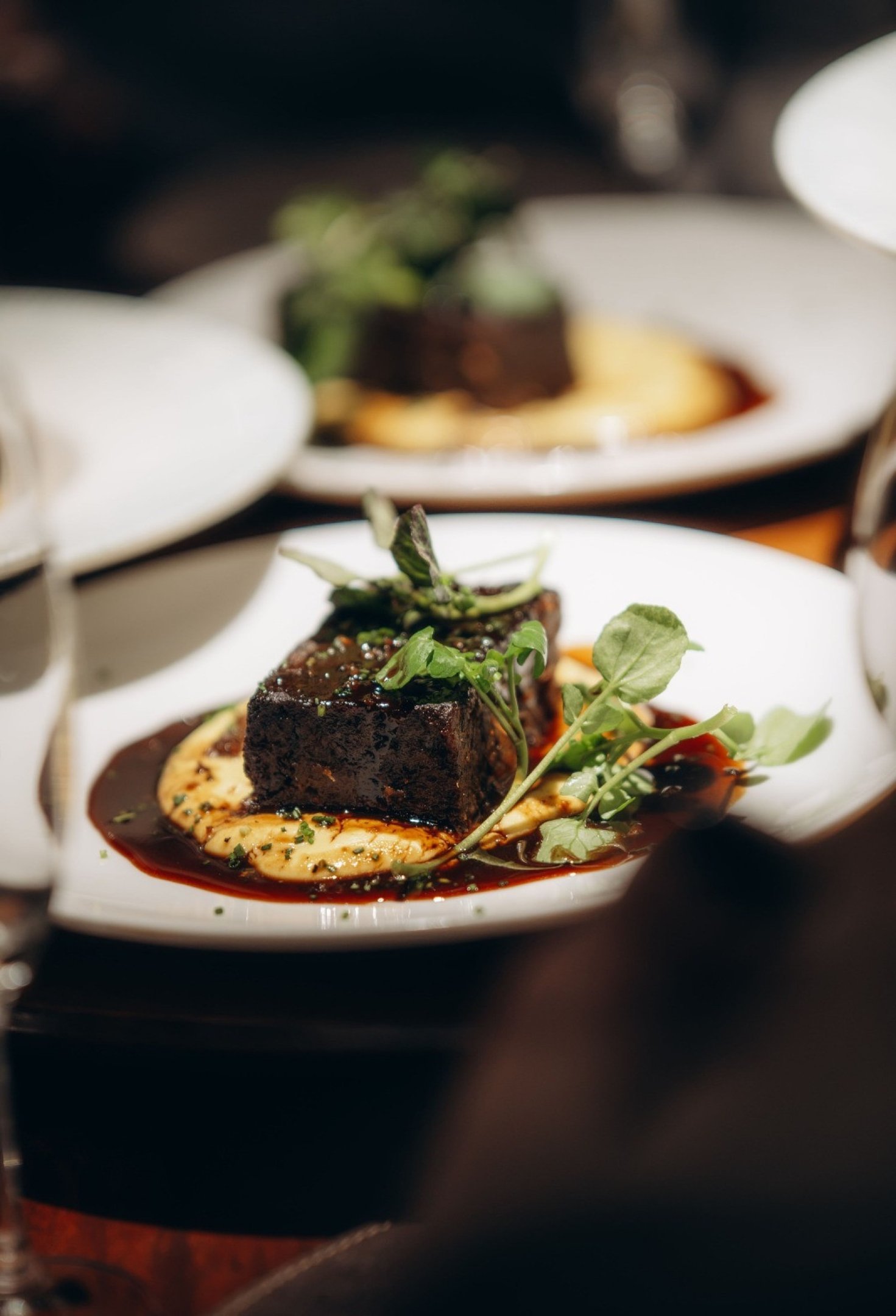 Costela desfiada e prensada é a estrela do último prato principal, que ainda tem aligot de mandioca, vinagrete de milho, jiló e quiabo grelhado Costela desfiada e prensada é a estrela do último prato principal, que ainda tem aligot de mandioca, vinagrete de milho, jiló e quiabo grelhado