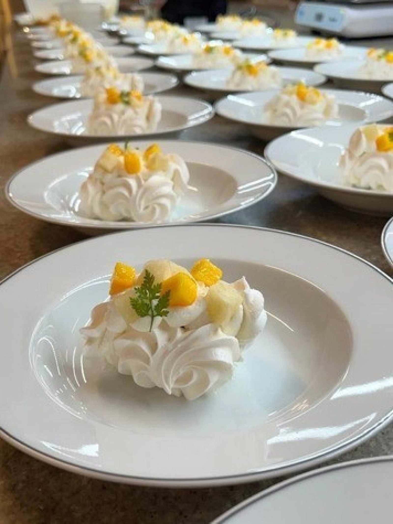 A pavlova de manga e abacaxi, que em BH terá acréscimo de compota de berinjela e maracujá, já é servida no Hotel Rosewood, em São Paulo A pavlova de manga e abacaxi, que em BH terá acréscimo de compota de berinjela e maracujá, já é servida no Hotel Rosewood, em São Paulo