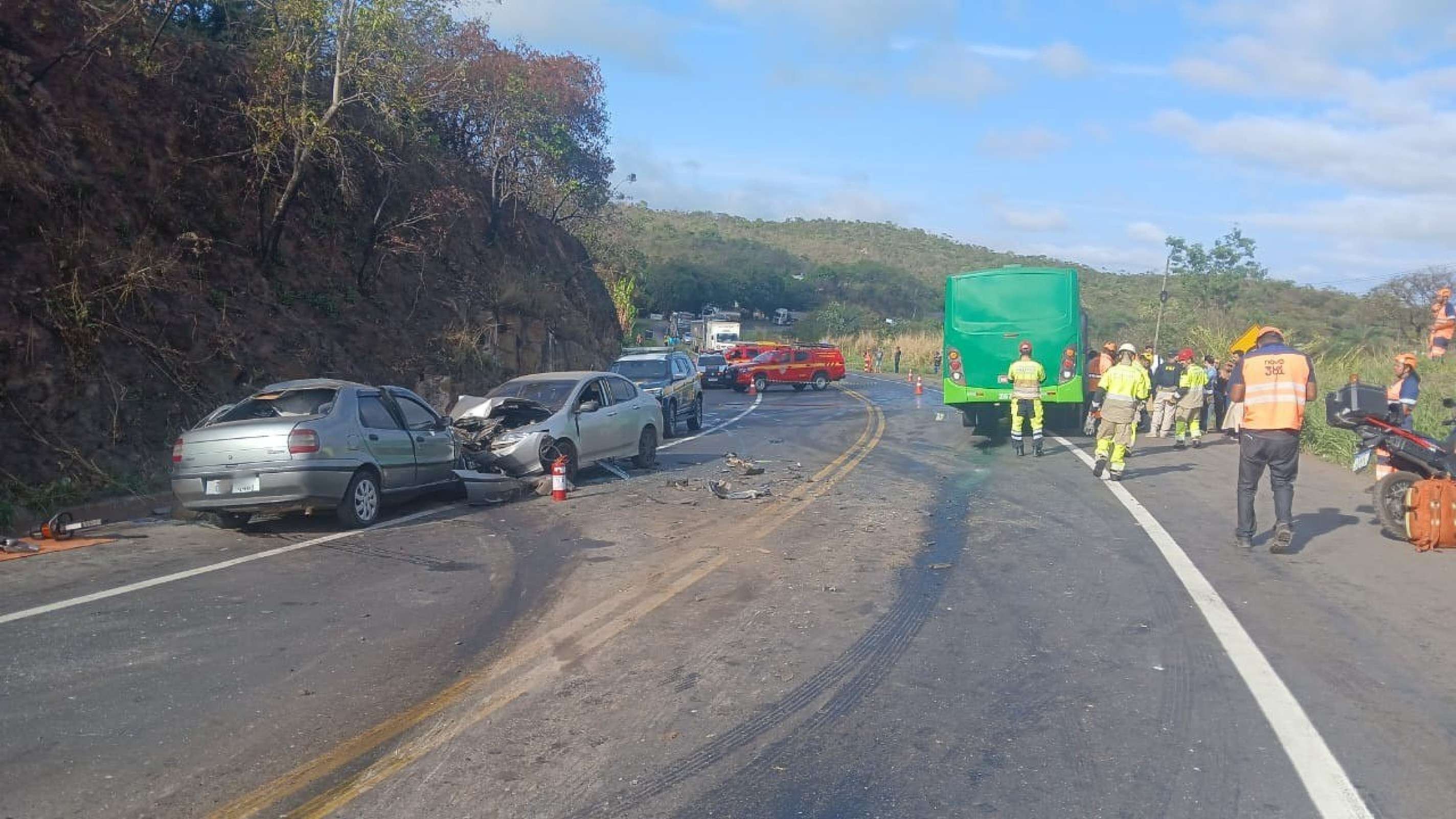 Carros ficam destruídos e destroços tomam a BR-381, na Grande BH