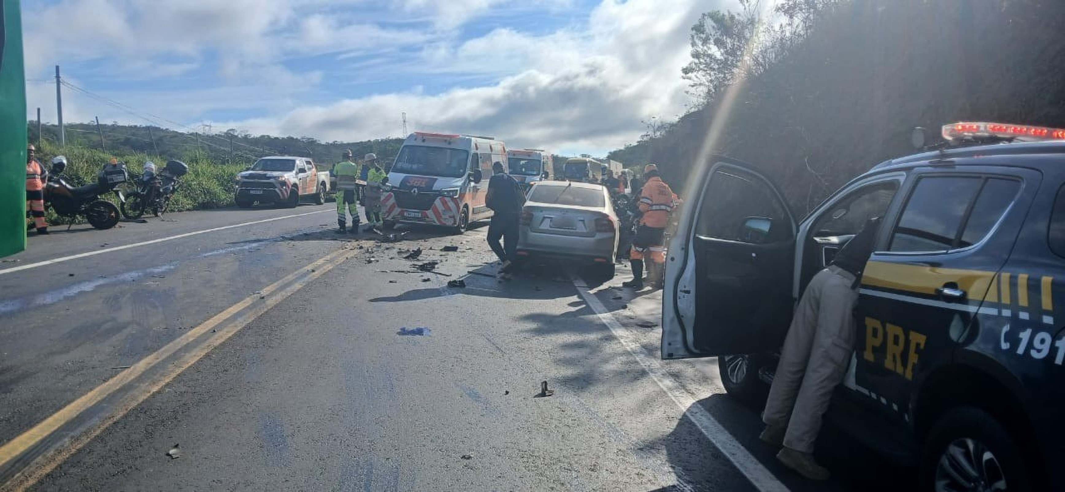 Carros ficam destruídos e destroços tomam a BR-381 na Grande BH