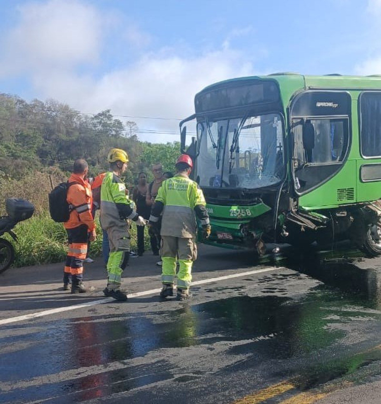 Carros ficam destruídos e destroços tomam a BR-381, na Grande BH