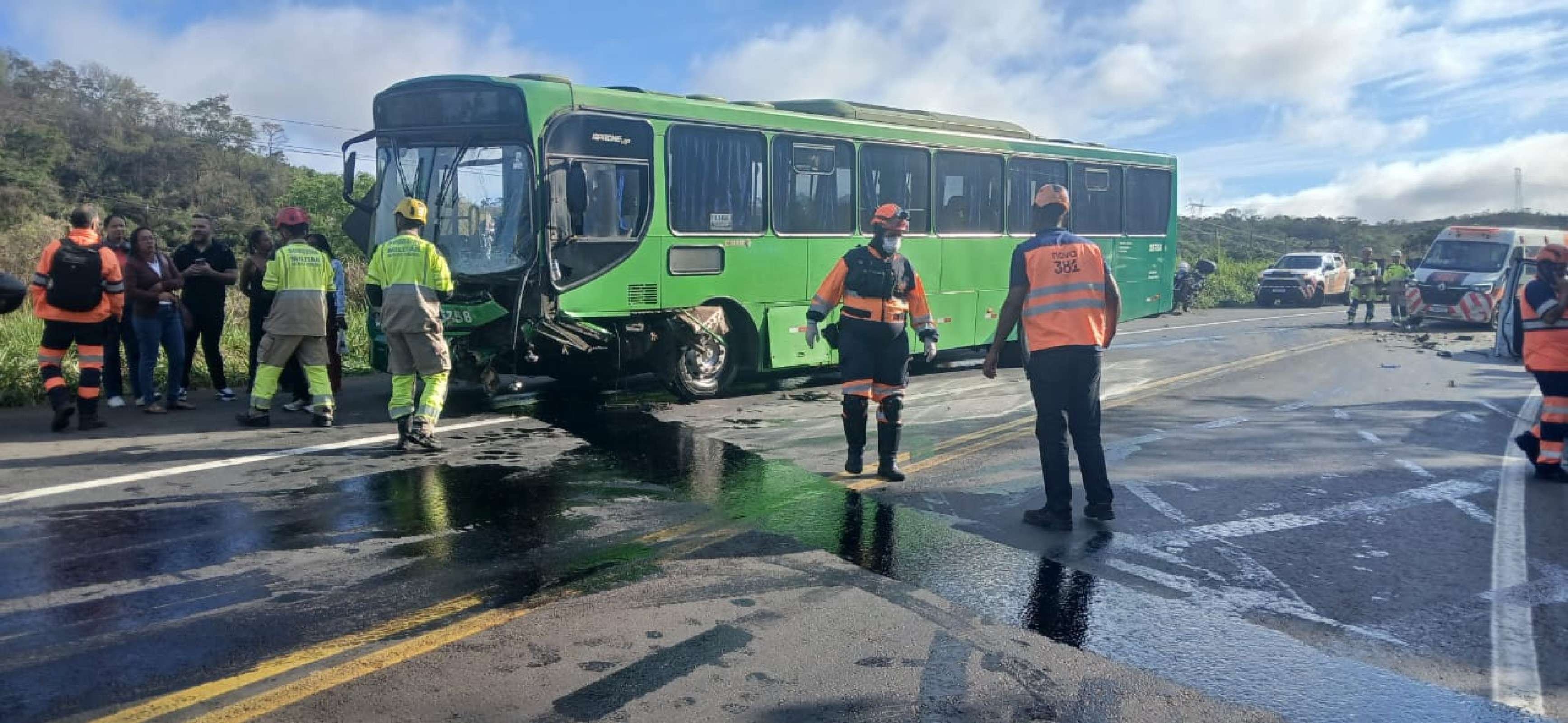 Carros ficam destruídos e destroços tomam a BR-381, na Grande BH