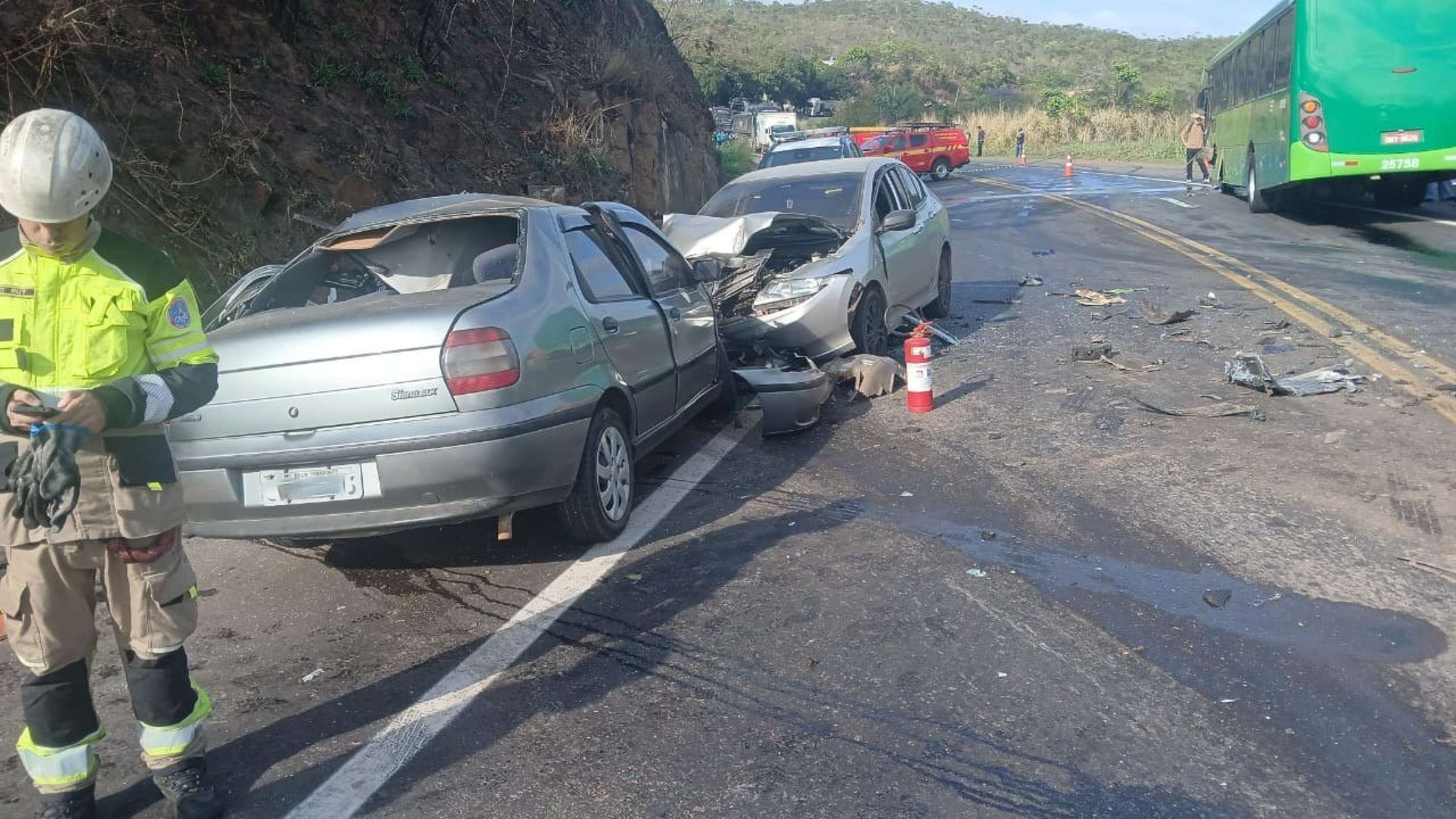 Carros ficam destruídos e destroços tomam a BR-381, na Grande BH