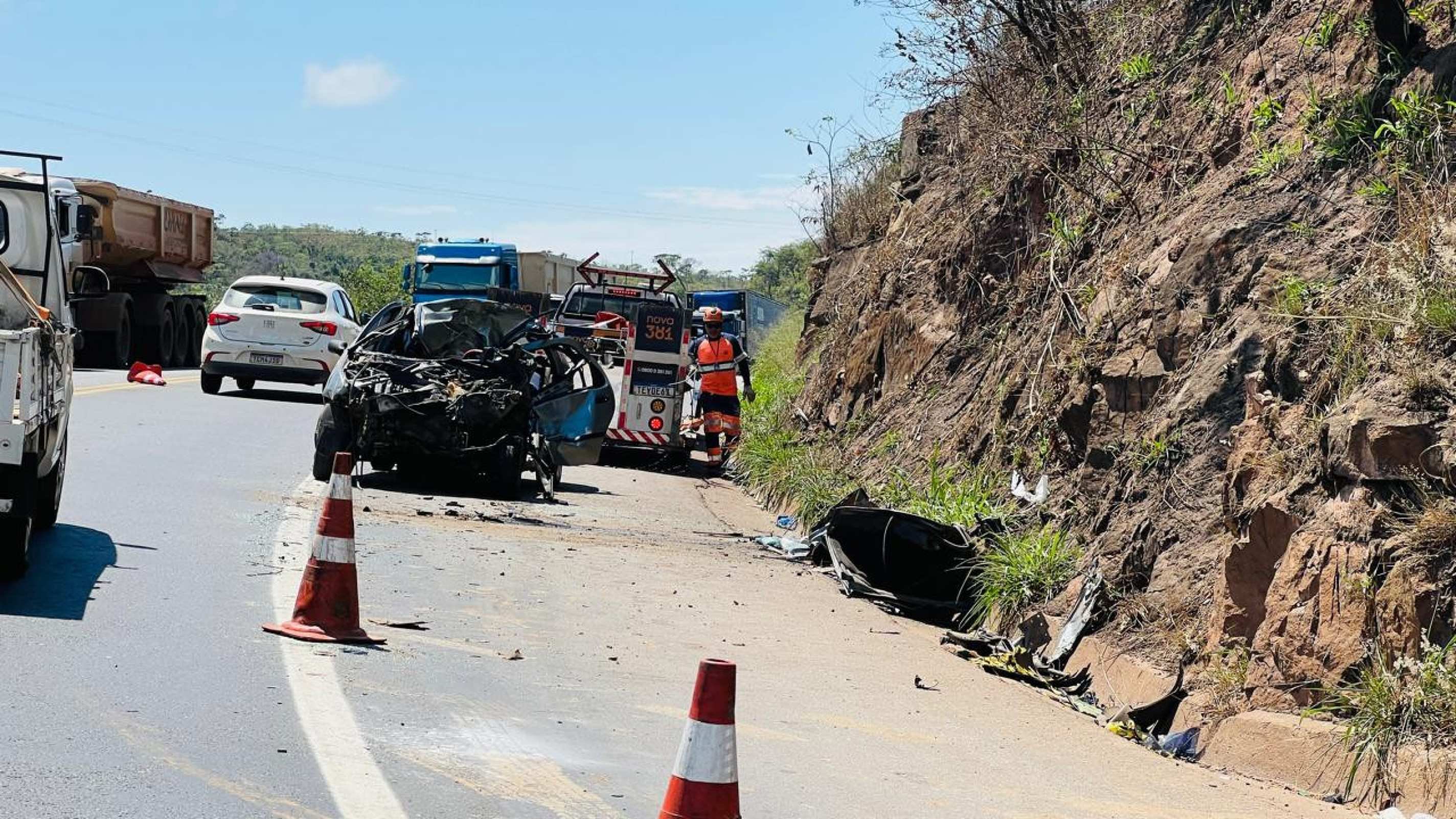De acordo com a PRF, o acidente na BR-381, em Santa Luzia, aconteceu no km 437, por volta das 7h