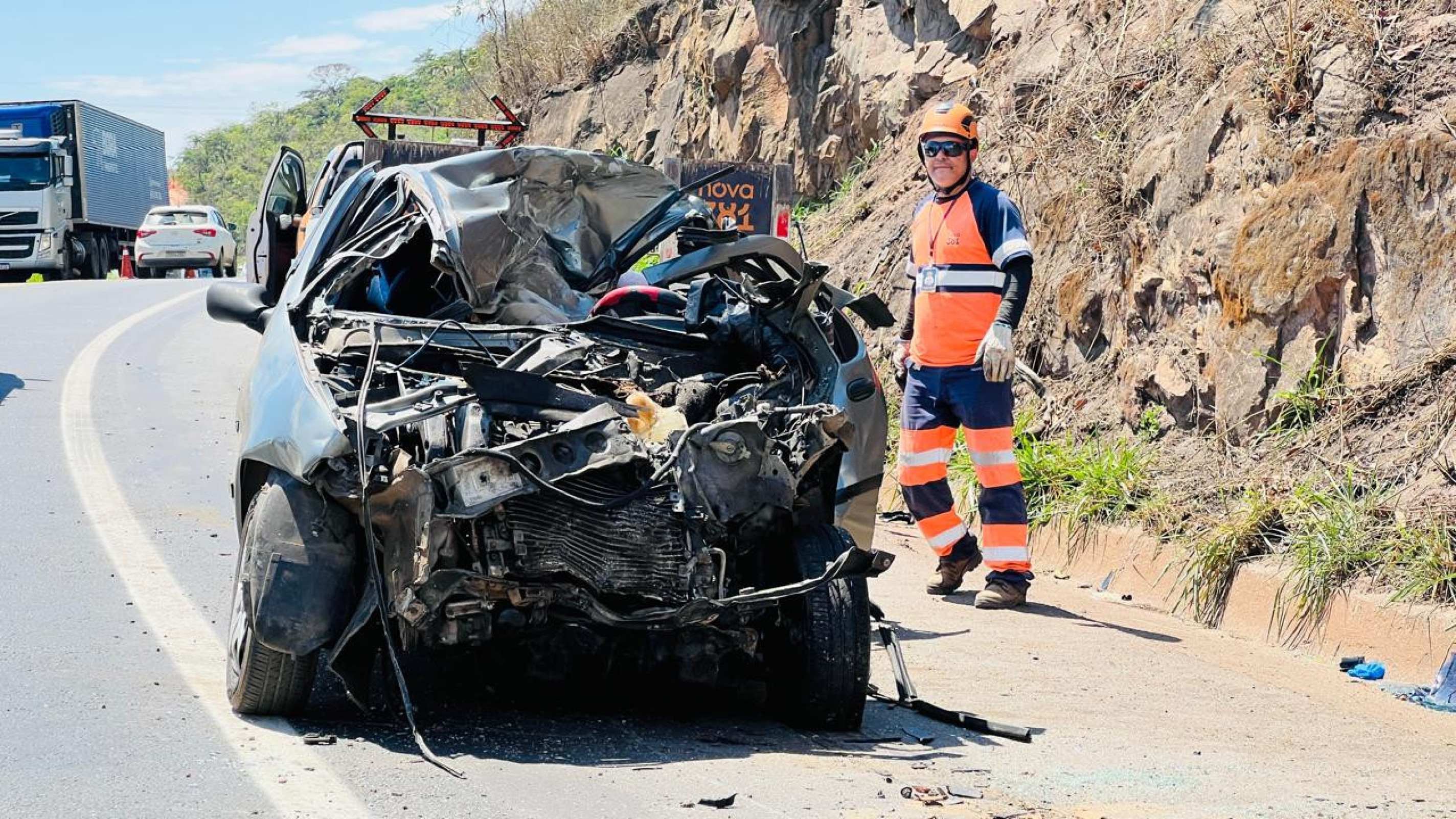 Uma pessoa morreu e outras seis ficaram feridas em um acidente envolvendo um ônibus, dois carros e uma motocicleta na BR-381, em Santa Luzia