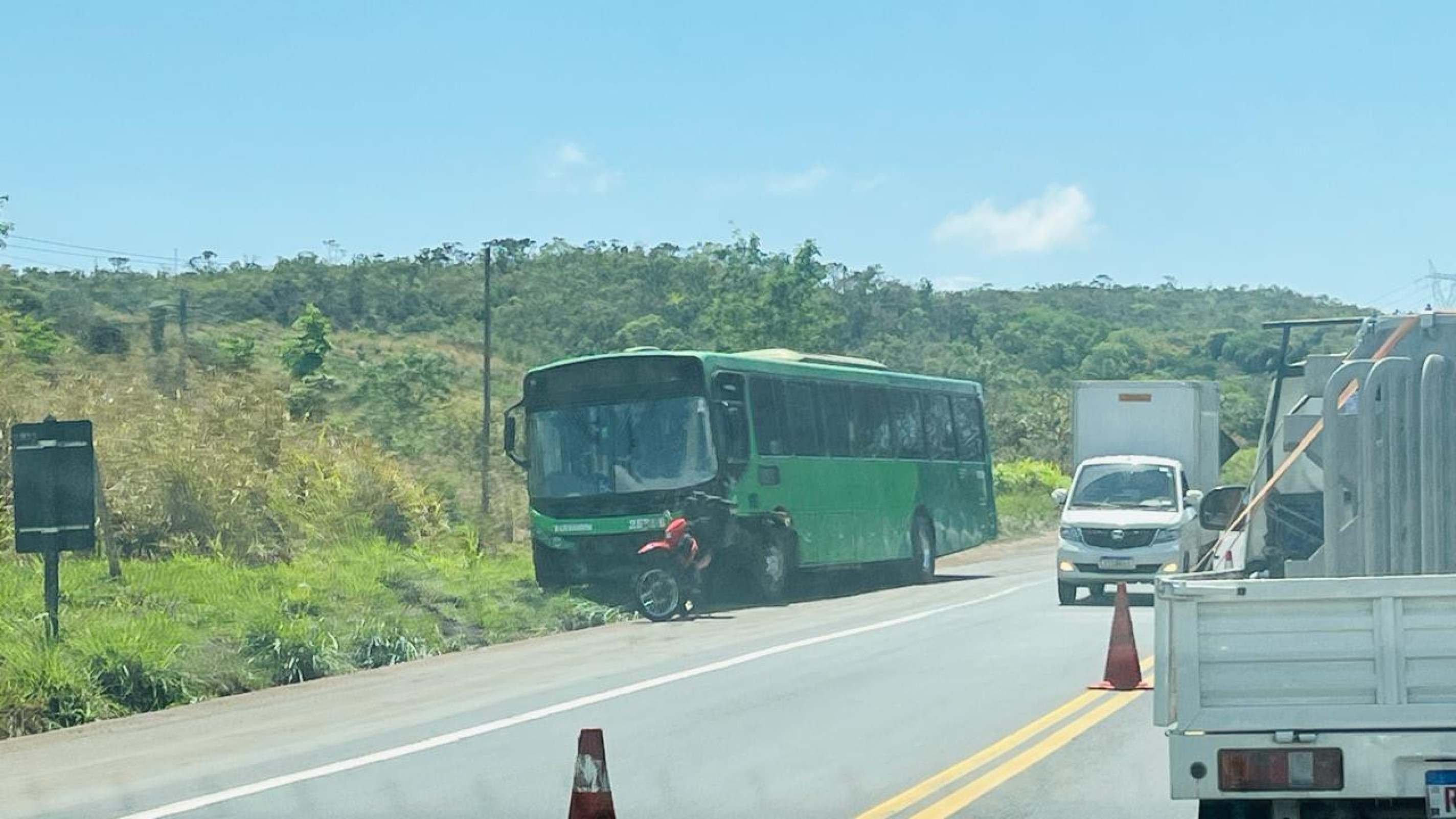 Uma pessoa morreu e outras seis ficaram feridas em um acidente envolvendo um ônibus, dois carros e uma motocicleta na BR-381, em Santa Luzia, na Região Metropolitana de Belo Horizonte, na manhã desta quinta-feira (24/9)