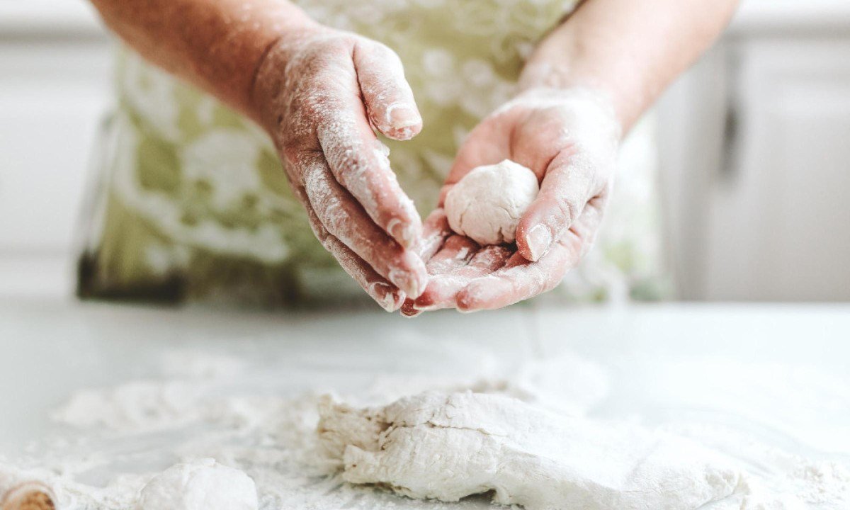 Acredito que esse imaginário de que existe algo de especial na comida de vó vem mais de um toque de magia carinhosa e permissiva que as avós dedicam à alimentação dos netos do que de habilidades culinárias de fato -  (crédito: valeria_aksakova para Magnific)