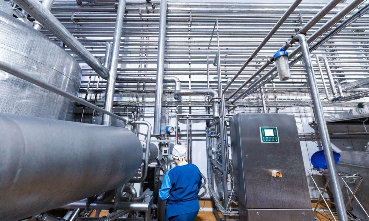 worker of production department make set up of the line while standing near equipment of dairy factory
- (crédito: TRAIMAK.BY)