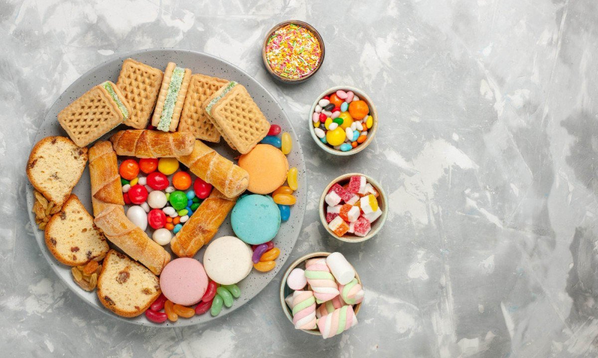 Diversos aditivos presentes em alimentos ultraprocessados podem contribuir para o surgimento dessas doenças - (crédito: KamranAydinov/magnific)