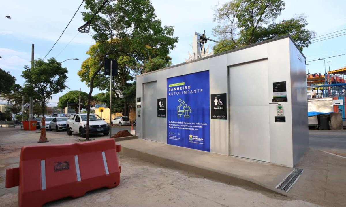Banheiro autolimpante sendo finalizado na rua Expedicionário Belém de Lima, ao lado do Parque Guanabara e em frente à Praça Dino Barbieri na Pampulha - (crédito: Marcos Vieira/EM/D. A Press)