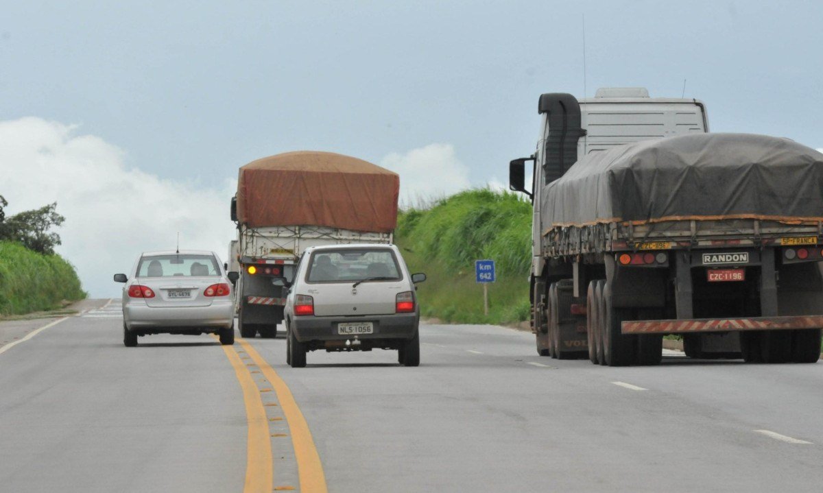 Trecho da BR-262, em Nova Serrana, no Centro Oeste de Minas (17/01/2013) - (crédito: Marcos Michelin/EM/D.A Press. Brasil)