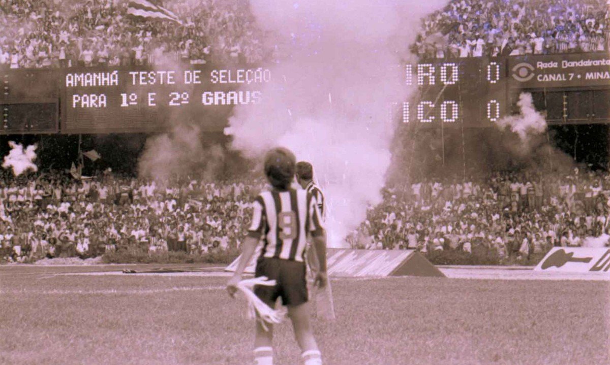 Um clássico Atlético x Cruzeiro disputado nos anos 1980 é um dos registros que
integram a mostra; acervo de 18 mil fotos de Mana Coelho é abrigado pelo museu - (crédito: Mana Coelho/Divulgação)