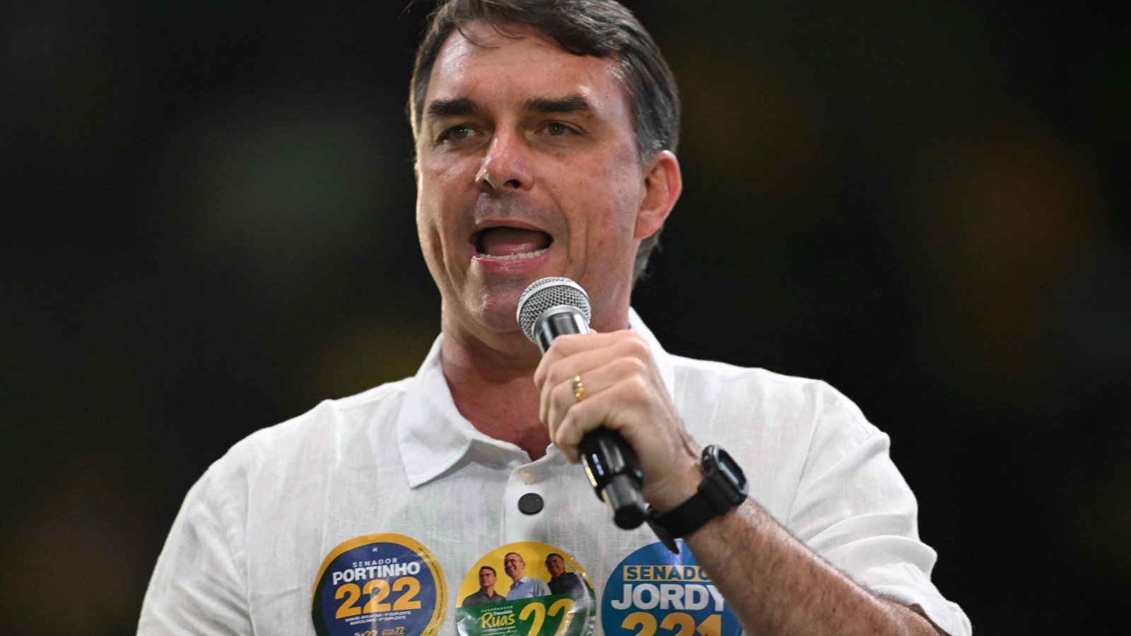 Fl&aacute;vio Bolsonaro fala em evento de campanha, em meio a repercuss&atilde;o de pol&ecirc;mica sobre projeto de lei religioso -  (crédito: MAURO PIMENTEL / AFP)