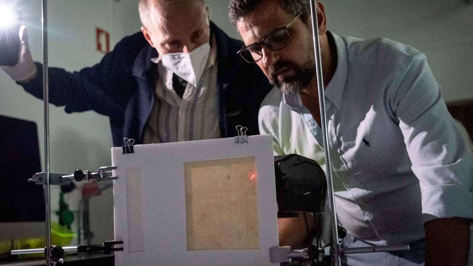 Os pesquisadores Millard Schisler e Ant&ocirc;nio Candeias conduzem an&aacute;lises no Laborat&oacute;rio Hercules, da Universidade de &Eacute;vora, em Portugal