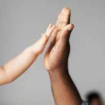 Uso de hormônio do crescimento exige reflexão sobre expectativas estéticas - Magnific/rawpixel.com