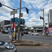 Motorista de viatura da PM erra caminho e bate de frente com carro de luxo - Jair Amaral/EM/D.A. Press