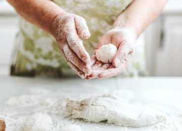 Acredito que esse imaginário de que existe algo de especial na comida de vó vem mais de um toque de magia carinhosa e permissiva que as avós dedicam à alimentação dos netos do que de habilidades culinárias de fato -  (crédito: valeria_aksakova para Magnific)