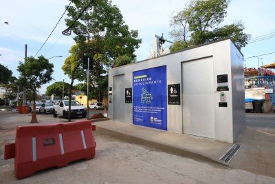 Banheiro autolimpante sendo finalizado na rua Expedicionário Belém de Lima, ao lado do Parque Guanabara e em frente à Praça Dino Barbieri na Pampulha -  (crédito: Marcos Vieira/EM/D. A Press)