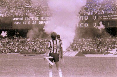 Um clássico Atlético x Cruzeiro disputado nos anos 1980 é um dos registros que
 integram a mostra; acervo de 18 mil fotos de Mana Coelho é abrigado pelo museu -  (crédito: Mana Coelho/Divulgação)