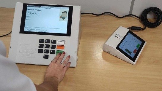Na urna eletr&ocirc;nica, a etapa de vota&ccedil;&atilde;o para um dos seis cargos em disputa nas Elei&ccedil;&otilde;es 2026 -  (crédito: Maria L&uacute;cia Passos/EM/D.A Press)