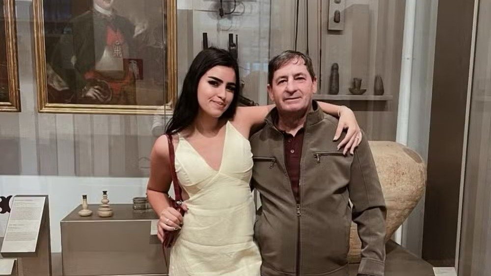 Monalisa Berriel e seu pai Gilberto, cuja dedica&ccedil;&atilde;o foi um dos poucos espectadores em sua apresenta&ccedil;&atilde;o na faculdade -  (crédito: Reprodu&ccedil;&atilde;o / Instagram)