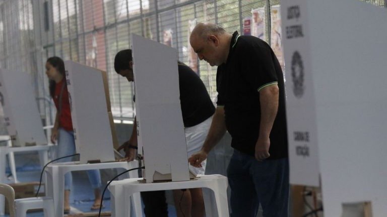 Eleitores registram seus votos, a base para o complexo c&aacute;lculo do quociente eleitoral e a distribui&ccedil;&atilde;o de vagas para deputados estaduais -  (crédito: Fernando Fraz&atilde;o/Ag&ecirc;ncia Brasil

Fonte: Ag&ecirc;ncia C&acirc;mara de Not&iacute;cias)