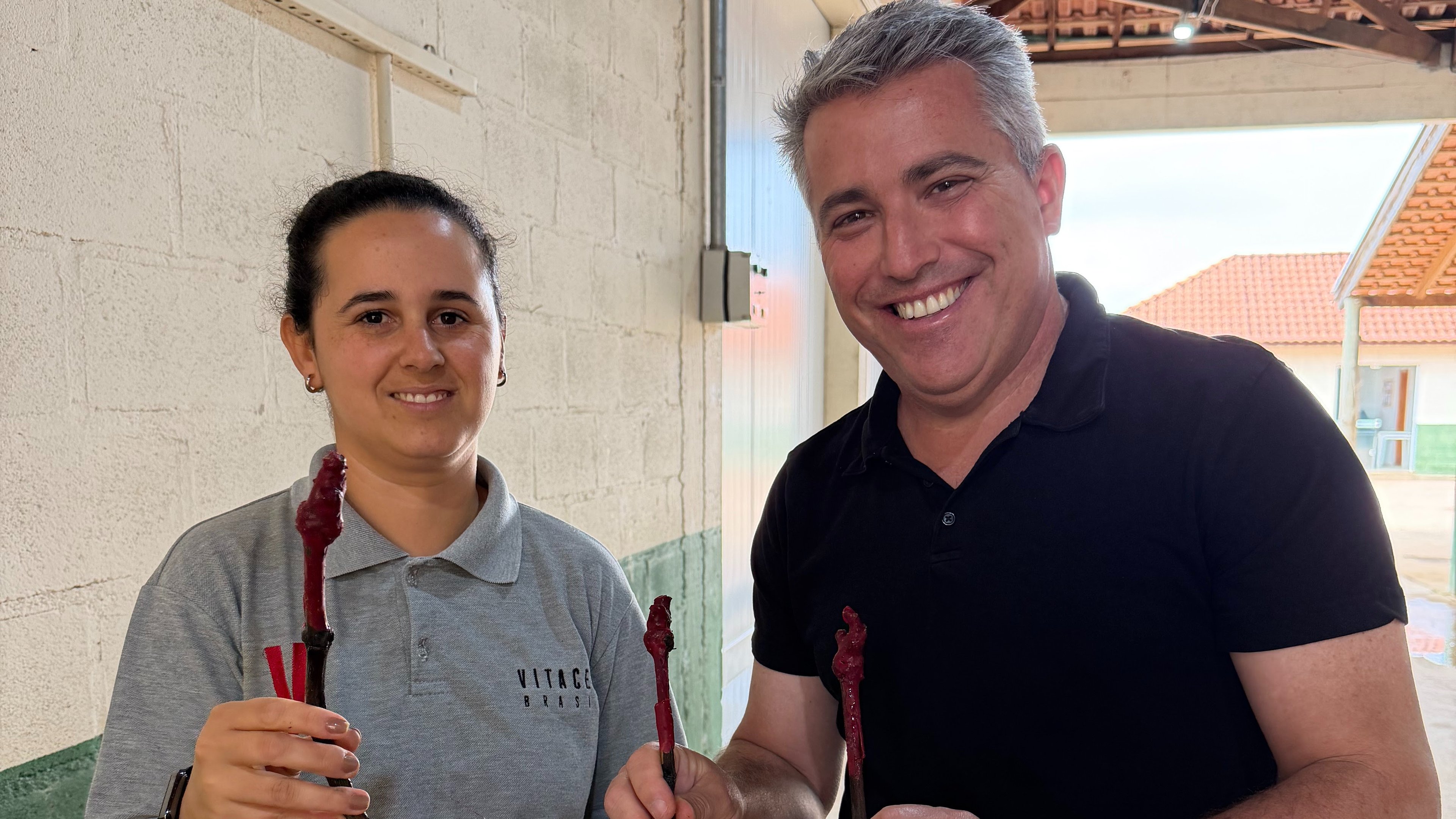 Produtores celebram a vitivinicultura mineira, incluindo os vinhos de dupla poda, durante a expedi&ccedil;&atilde;o Caminhos por Minas -  (crédito: Adriana Benevenuto)