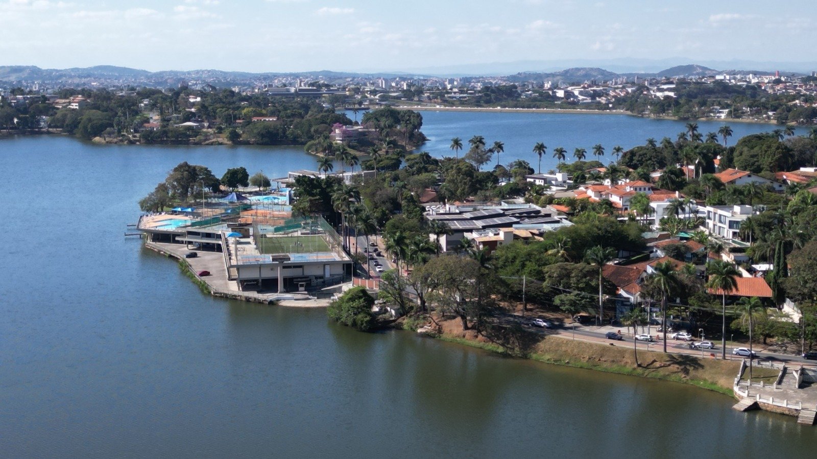 A orla da Lagoa da Pampulha ter&aacute; trecho da avenida reservado para lazer e esporte aos s&aacute;bados -  (crédito: Leandro Couri / EM )