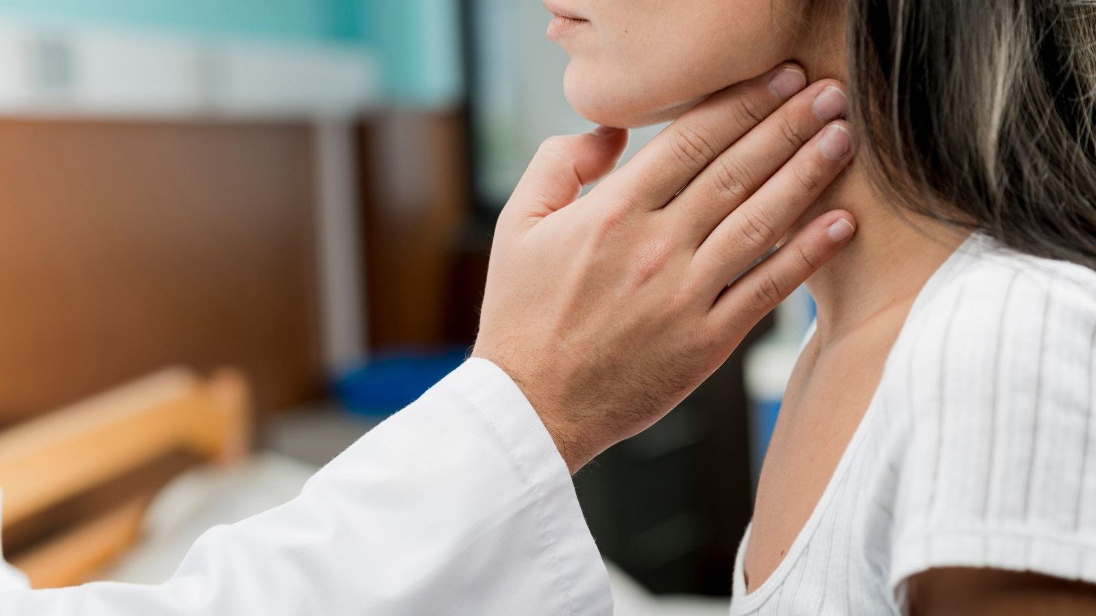 M&eacute;dico realiza exame cl&iacute;nico na regi&atilde;o da tireoide, etapa crucial para a detec&ccedil;&atilde;o de poss&iacute;veis altera&ccedil;&otilde;es como n&oacute;dulos -  (crédito: Freepik)