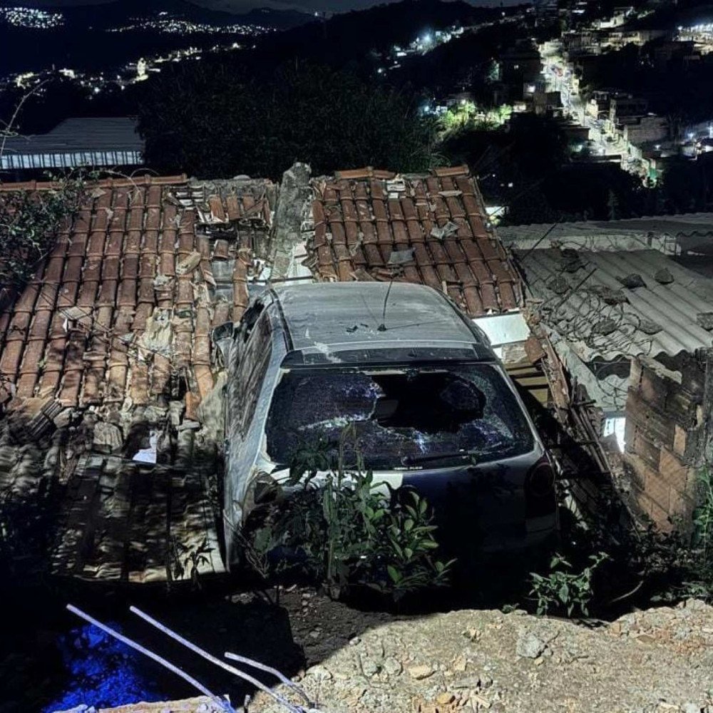 Carro bate em muro de residência e fica pendurado no telhado na Grande BH