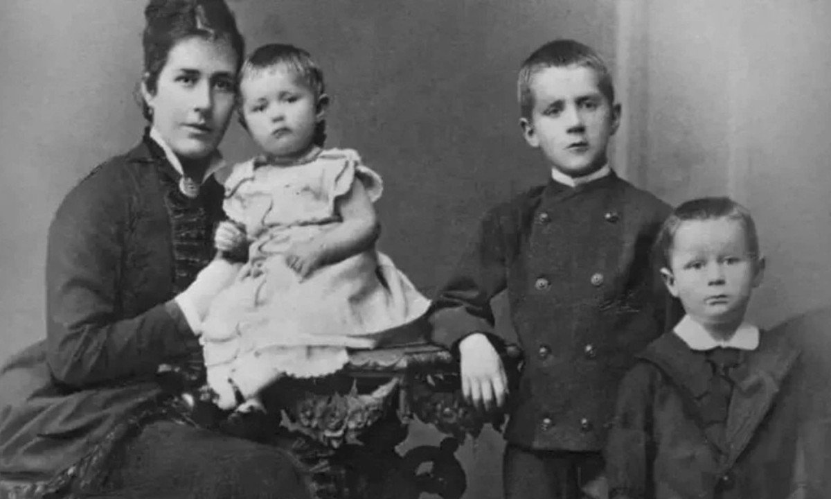 JULIA MANN COM OS FILHOS JULIA, THOMAS E HEINRICH MANN, ESTE ÚLTIMO AUTOR DE "ENTRE AS RAÇAS" - (crédito: Reprodução)