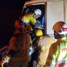 MG: batida entre caminhão e carreta deixa motorista preso às ferragens - CBMMG/Divulga&ccedil;&atilde;o