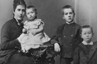 'Entre as raças' narra a vida da mãe brasileira da família Mann