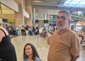 Gorete Lopes ao lado do marido, Paulo Lopes. Eles chegaram ao aeroporto as 11h

 -  (crédito: Jair Amaral/EM/DA. Press)